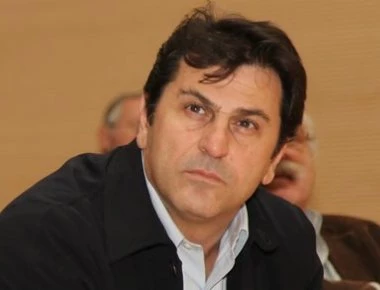 Επική τούμπα του Αποστολίδη στα γυρίσματα - Σωριάζεται δίπλα στην Ελισάβετ Μουτάφη (βίντεο)